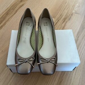 Anne Klein Gold patented leather women’s shoes size 7M